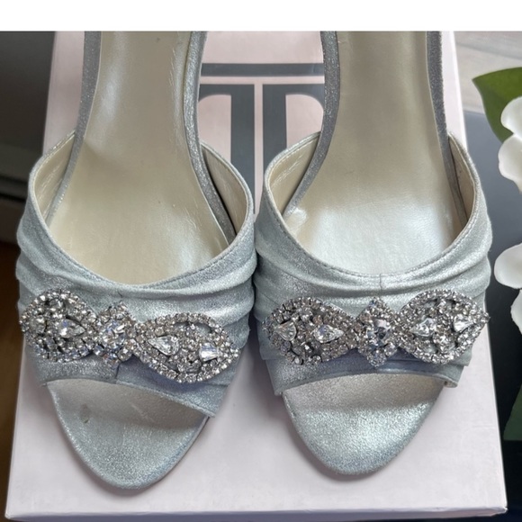 Ivanka Trump Nanci Silver Suede Heels  Size 10 - Picture 3 of 11